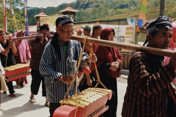 (Below) A convoy of musicians and dancers help create a carnival atmosphere